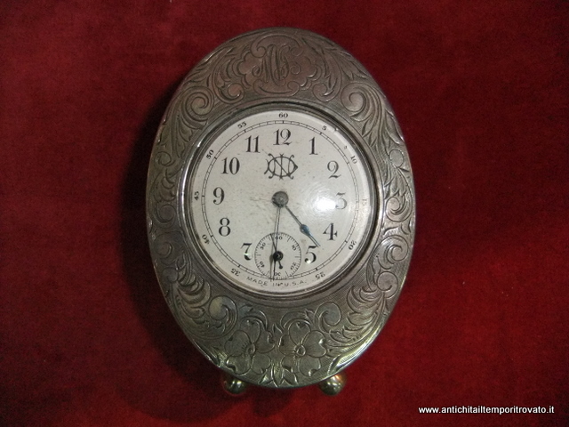 Orologino ovale da tavolo in argento Sterling americano: l Antichità il tempo ritorvato propone questo orologino dei primi del 900 in argento sterling punzonato.