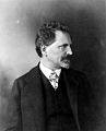 Alfons Mucha dopo un periodo come autodidatta a 27 anni si trasferisce a Parigi dove continua i suoi studi presso l`Academie Colarossi e l`Academie Julian: diventerà uno dei pittori più accreditati dell`Art Nouveau. Alfons Mucha sin da ragazzo si interessa di disegno: 19enne si trasferisce a Vienna dove lavora in un teatro come design teatrale. Purtroppo ci fu un incendio e ritorna in Moravia, dove è nato.