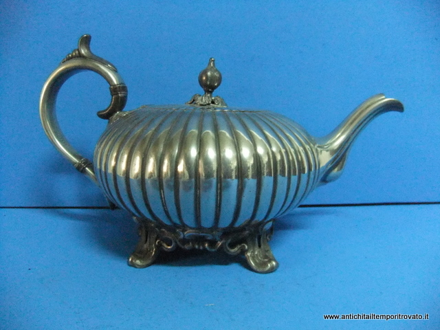 Teiera inglese ottocentesca ipunzonata James Dixon n Britannia Metal, un materiale color antracite. Teiera in Britannia Metal fabbricata nella metà dell`800