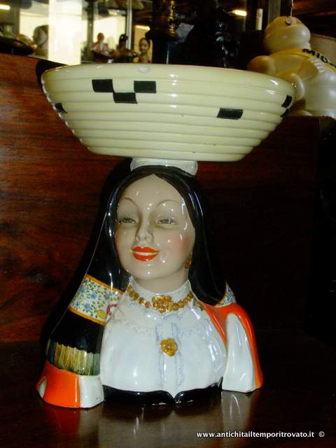 La signora Manna nel 1920 lavorava presso la Lenci, di proprietà di Helen Konog Scavini: C.I.A. (Ceramiche Italiane Artistiche) Torino.
