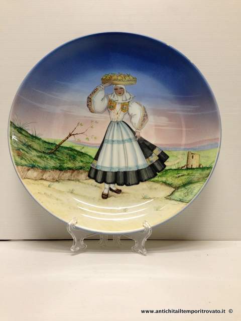 La signora Manna nel 1930 aprì una sua prodizione che chiamò C.I.A. (Ceramica Italiana Artistica) Manna, imitando i manufatti della ditta Lenci. Antico piatto del 1930/1940 decorato con con una donna in costume sardo con sulla testa un cesto con frutta con nello sfondo un nuraghe sulla destra. Firmato nel fondo C.I.A. Torino 242