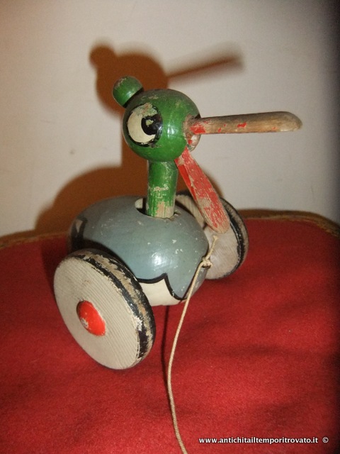 Antico giocattolo inglese in legno del 1950 anatra
