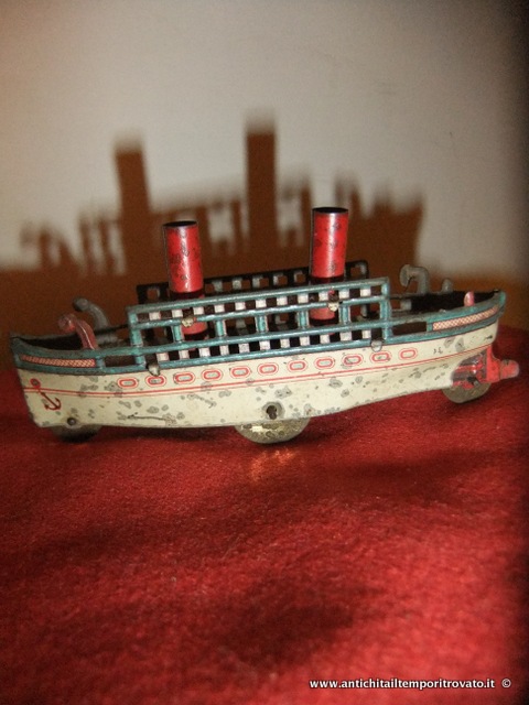 Antica navicella in miniatura in latta del 1930.