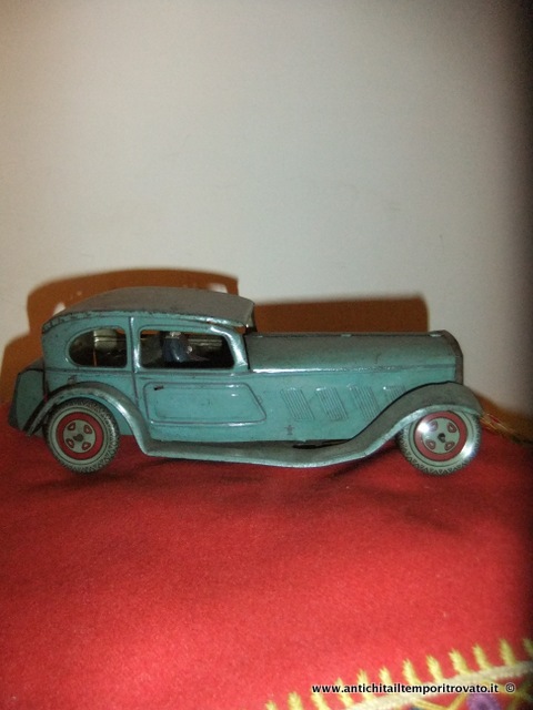 Antica automobile giocattolo in latta: Inghilterra, 1930
