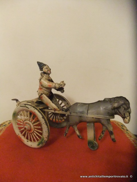 Title immagine 183_24 Antico pagliaccio in latta: pagliaccio con carretto. Probabilmente Germania 1920.