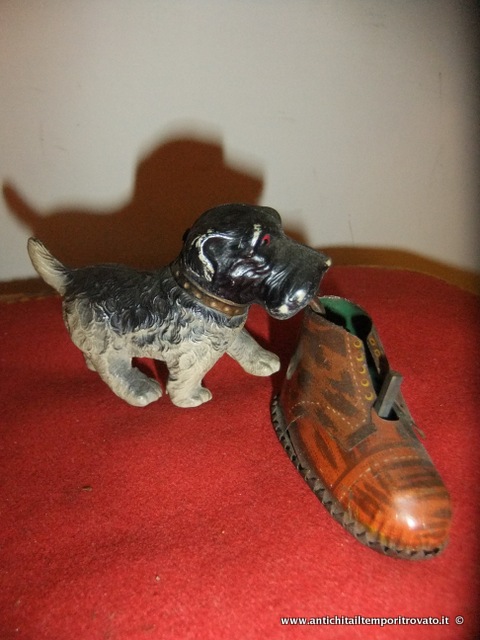 Antico giocattolo tedesco del 1940: cagnolino in celluloide con scarpetta in latta. 