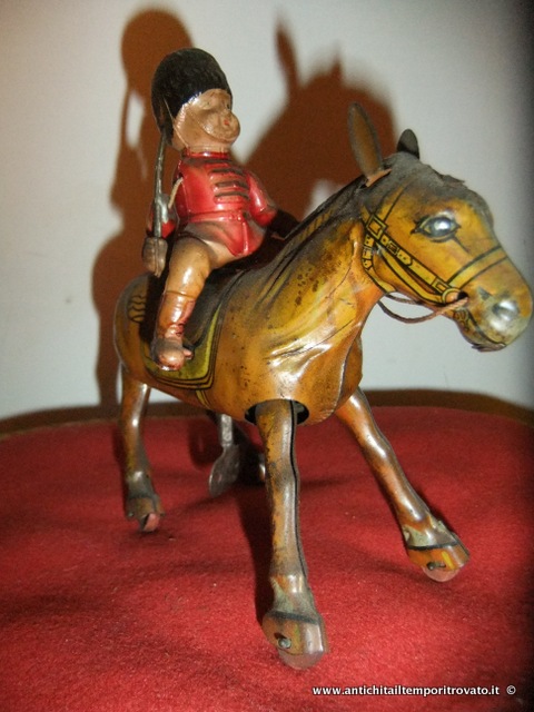 Title immagine 183_34 Cavaliere in celluloide su cavallo in latta: giocattolo inglese del 1950.