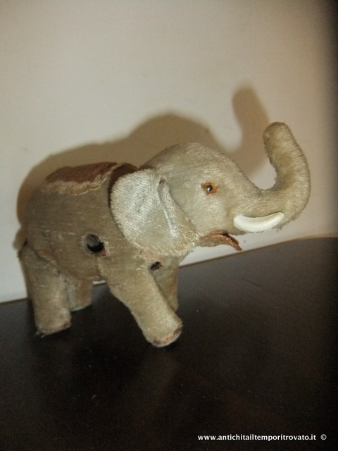 Antico elefantino degli anni 50 con carica a molla, in latta rivestita di stoffa.