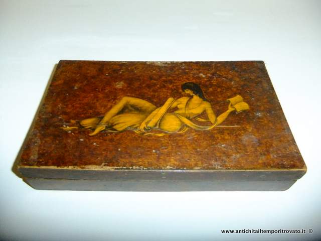 Antica scatola in legno con disegno centrale attribuibile a Giovanni Battista Gariboldi, direttore artistico della Richard Ginori dal 1946. Inizialmente Gariboldi lavorò come apprendista con Giò Ponti, a sua volta direttore artistico della Richard Ginori dal 1923. Scatola dèco con figura centrale attribuibile a Giovanni Gariboldi