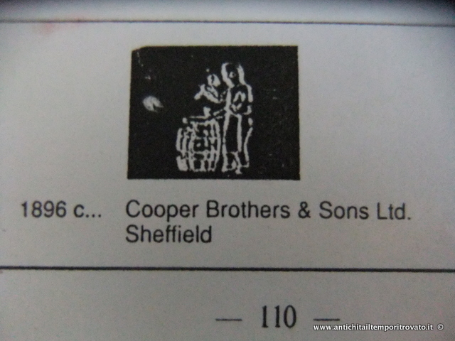 Punzone di oggetti placcati di Cooper Brother & Sons Lt. 1896 Sheffield Il logo del 1896 degli argentieri Cooper Brother & Sons Lt. Sheffield è un uomo che batte su una botte.