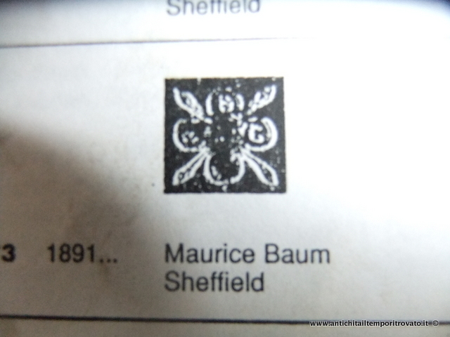 Tanti sono i punzoni che troviamo nel fondo di manufatti inglesi in sheffield: questo è di Maurice Baum, città di Sheffield, dal 1891 Punzone di Maurice Baum dal 1891, argentiere inglese di Sheffield