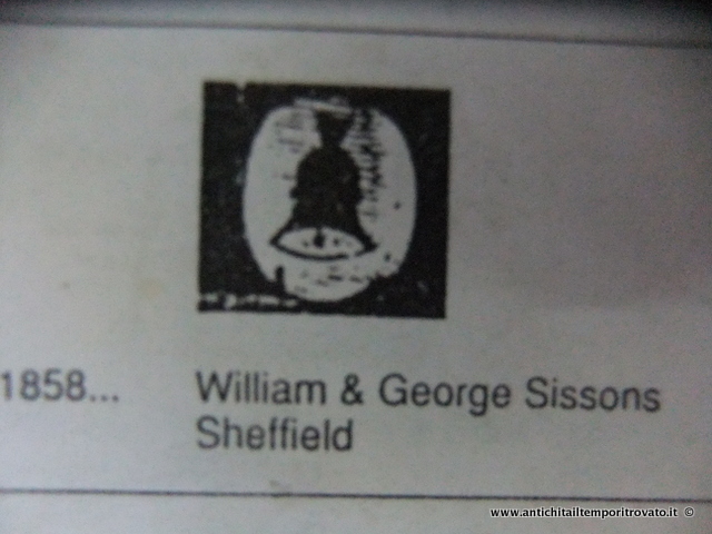 Marchio del 1858 degli argentieri William & George Sissons di Sheffield il punzone con il logo a forma di campana del 1858 di William & George Sissons di Sheffield.