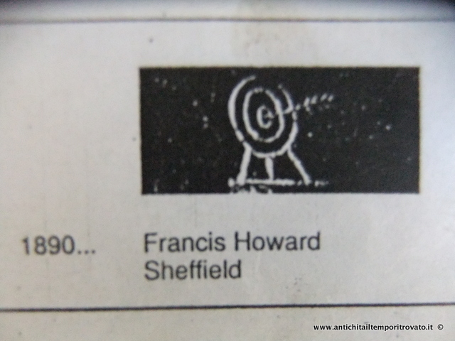 Ogni argentiere aveva il proprio marchio: potevano essere le proprie iniziali o un logo. In questo caso quello di Francis Howard, 1890 Sheffield, era una freccia nel bersaglio.   