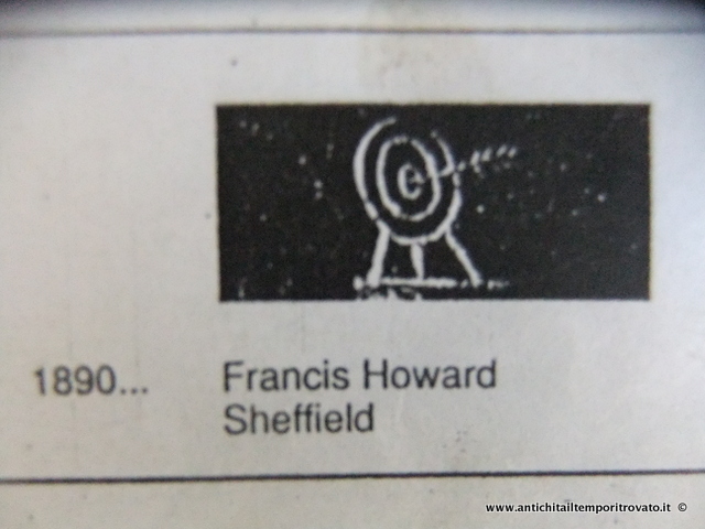 Marchio di Francis Howard, 1890 Sheffield Ogni argentiere aveva il proprio marchio: potevano essere le proprie iniziali o un logo. In questo caso quello di Francis Howard, 1890 Sheffield, era una freccia nel bersaglio.