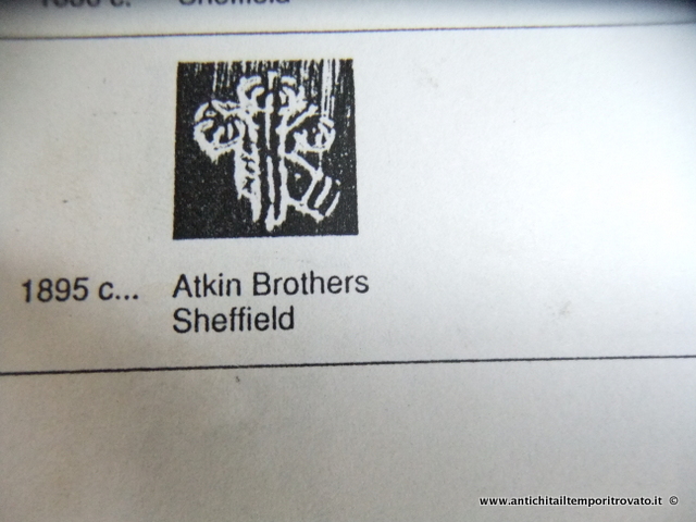 Una mano che tiene u mazzo di fiori: è il punzone di Atkin Brothers, 1895 Città di Sheffield Atkin Brothers, 1895 Città di Sheffield: marchio di manufatti placcati.