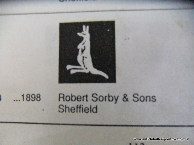Il logo che potremo trovare negli oggetti placcati inglesi a forma di cangurino è di Robert Sorby & Sons, 1898 Sheffield Marchio inglese su placcati: Robert Sorby & Sons, 1898 Sheffield