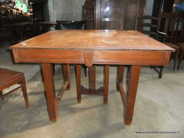 Tavolo antico liberty dei primi del 900 Tavolo liberty italiano in faggio con piede scolpito con motivi liberty
