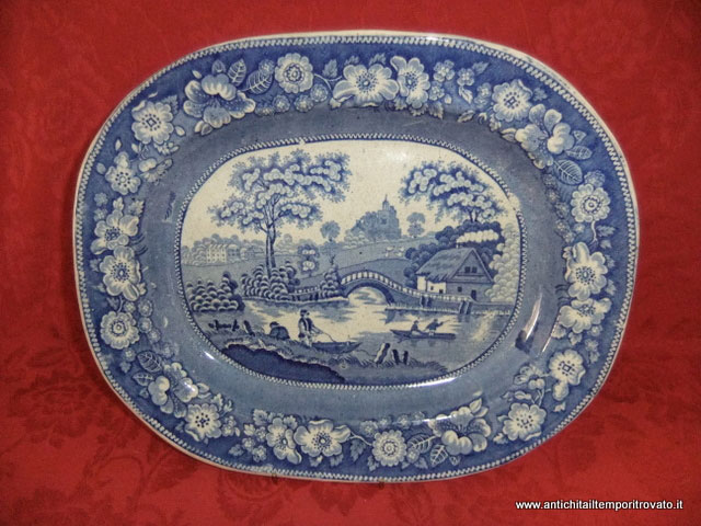 Piatto inglese eseguito con il metodo Transferware: incidevano una lastra in rame, la inchiostravano e in seguito la trasferivano su un tessuto speciale che poggiavano successivamente alla ceramica per poi smaltarla e cuocerla. Piatto inglese Transferware con decorazioni di scene di vita rurale.
