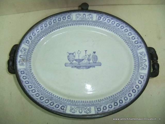 Piatto viola eseguito con il transferware, un metodo di immagini trasferite dalla lastra in rame ad una stoffa speciale per poi essere riportata sui piatti o oggetti in ceramica. Transferware era una parola inglese che si riferiva alla ceramica smaltata e decorata con un trattamento specifico che producevano in Inghilterra a Staffordshire.