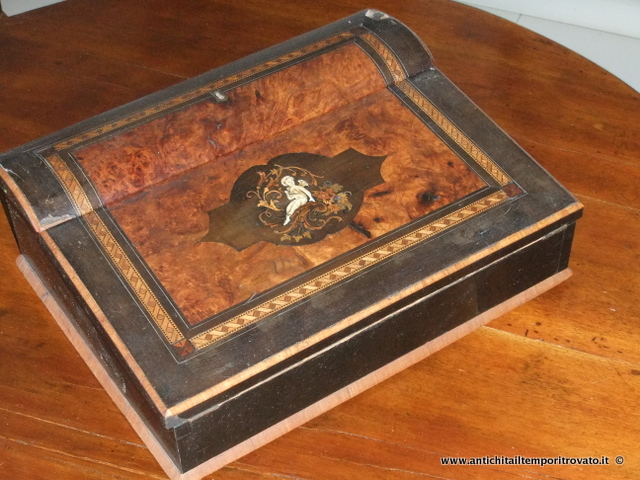 Splendido scrittoio da viaggio francese Napoleone III, finemente intarsiato in varie essenze. Antico scrittoio da viaggio Napoleone III in bois de rose, anta centrale riquadrata da fitto intasio con all