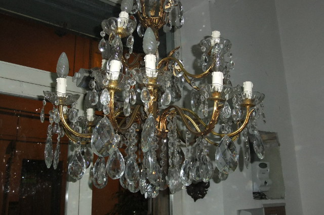 Antico lampadario a gocce Maria Teresa in cristallo di Boemia della metà del 900 in ottone e cristallo con 18 luci disposte su due ordini d Lampadario Maria Teresa in cristallo di Boemia della metà del 900.