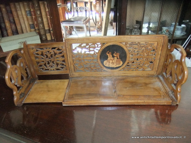 VENDUTO - Portalibri da viaggio Sorrentino in legno di ulivo lavorato a traforo con medaglione centrale intarsiato. Antico porta libri sorrentino lavorato a traforo: estensibile sino a 22 cm. Il vecchio reggi libri sorrentino da viaggio si smonta completamente.