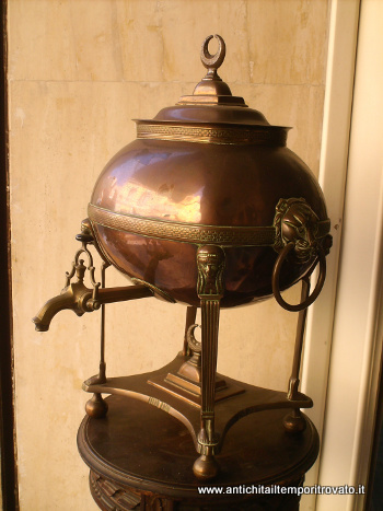 Samovar antico con manici con faccia di leone ed anello. Periodo: primi 800. Grande samovar dei primi dell`800