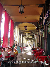 Cagliari, via Roma di fronte al porto Via Roma a Cagliari: scorcio dei portici di via Romà width=